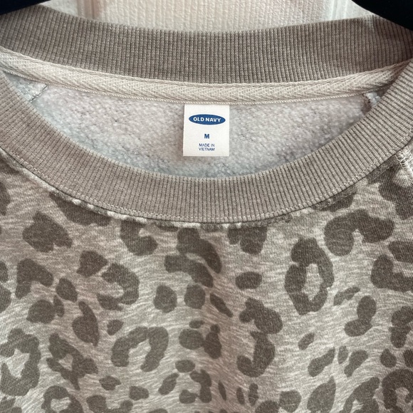 NWOT Old Navy Grey Leopard Print Crewneck Sweatshirt, Gray Animal Print - Picture 3 of 4